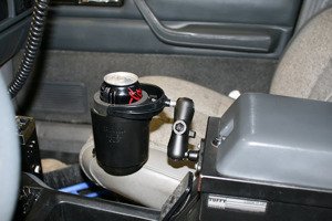 Samopoziomujący uchwyt na napoje montowany do ramy kierownicy