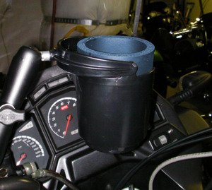 Samopoziomujący uchwyt na napoje montowany do ramy kierownicy lub do podstawy hamulca / sprzęgła w motocyklu