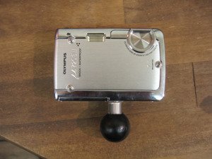 Uchwyt do aparatu lub kamery z ¼ calowym gwintem montowany do płaskiej powierzchni