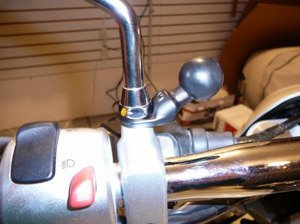 Uniwersalny uchwyt X-Grip™ montowany do uchwytu lusterka w motocyklu