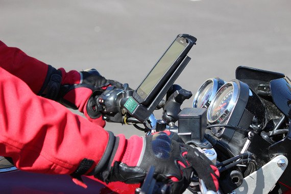 Uniwersalny uchwyt ze złączem GDS™ do smartfonów montowany pod wkręcane lusterko 9mm na motocyklu
